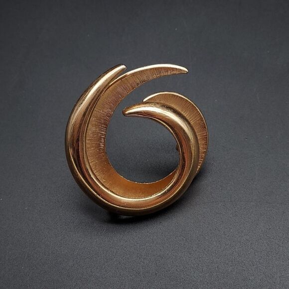 VINTAGE 1960'S CROWN TRIFARI SWRL BRUSHED GOLD PIN 1 7/8 EXCELLENT CONDITION - Picture 10 of 14